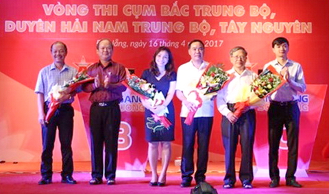  Đ/c Nguyễn Minh Triết, Trưởng Ban Thanh niên trường học Trưng ương Đoàn tặng hoa cho BGK cuộc thi